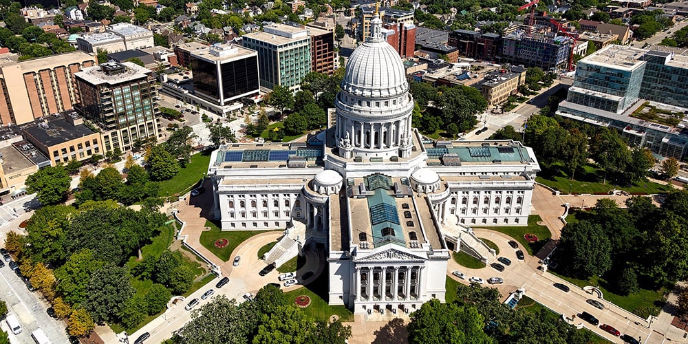 image of the capitol building in Madison Wisconsin